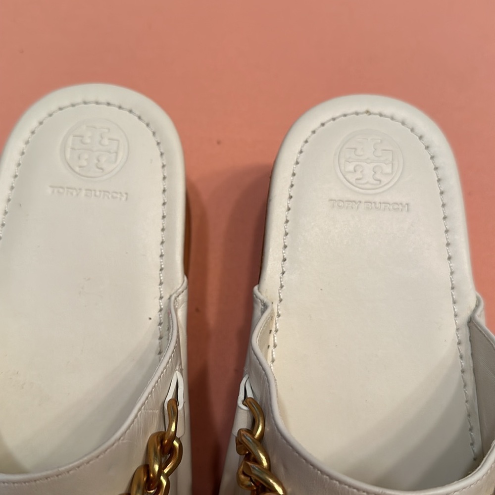 New Tory Burch Ivory Mini Benton Clogs with Gold Charm. Size 8.5. - Picture 3 of 7